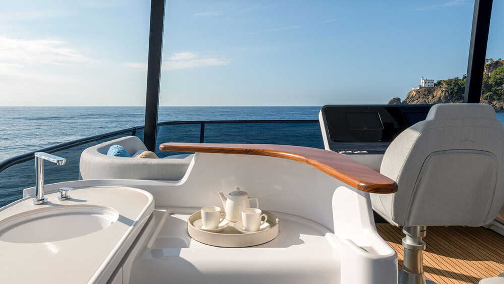 Helm station on flybridge