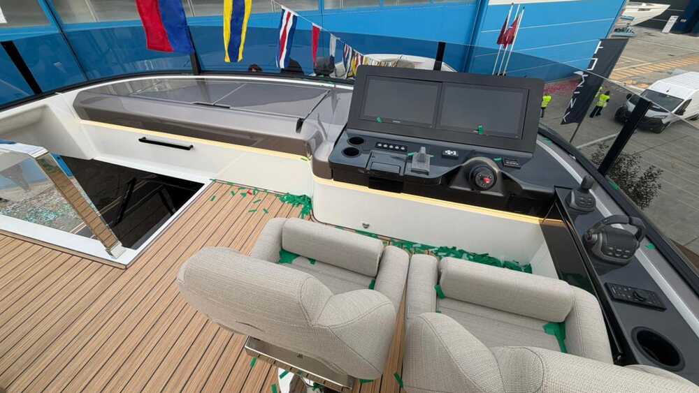 Helm station at flybridge