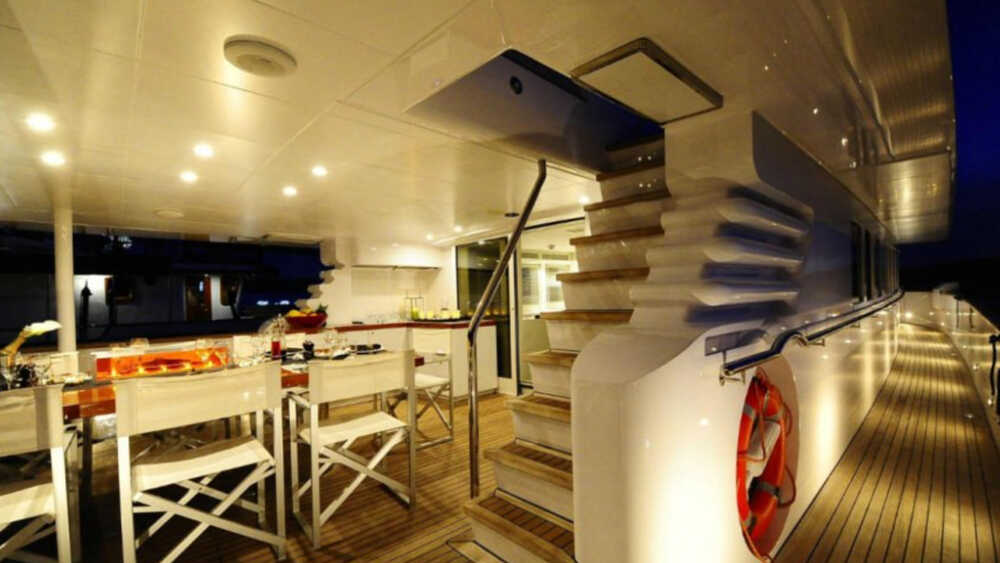 Dining area in the cockpit 