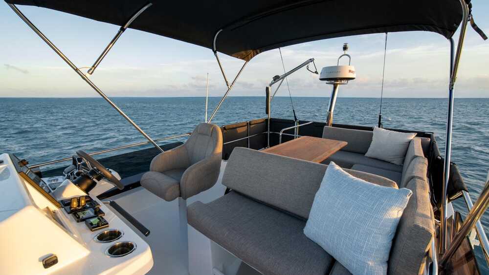 Helm station at flybridge