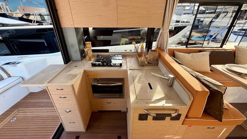Galley of the Beneteau Swift Trawler 43 Fly, 4Q/2027, 13.13 m