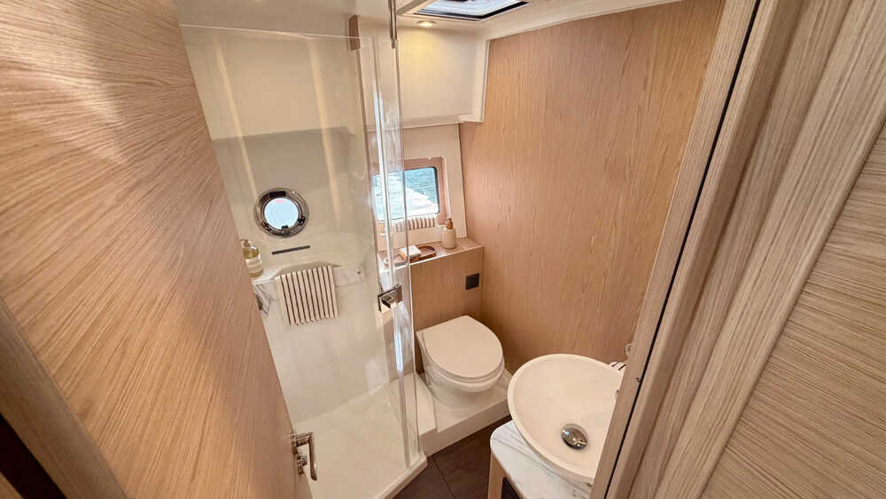 Guest cabin bathroom of the Beneteau Swift Trawler 43 Fly, 4Q/2027, 13.13 m