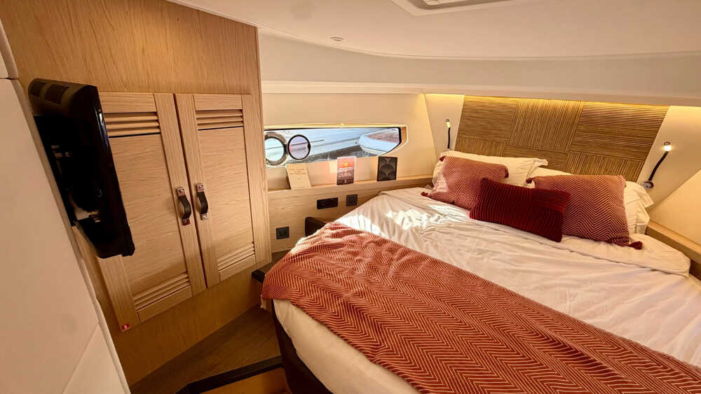 Master cabin of the Beneteau Swift Trawler 43 Fly, 4Q/2027, 13.13 m