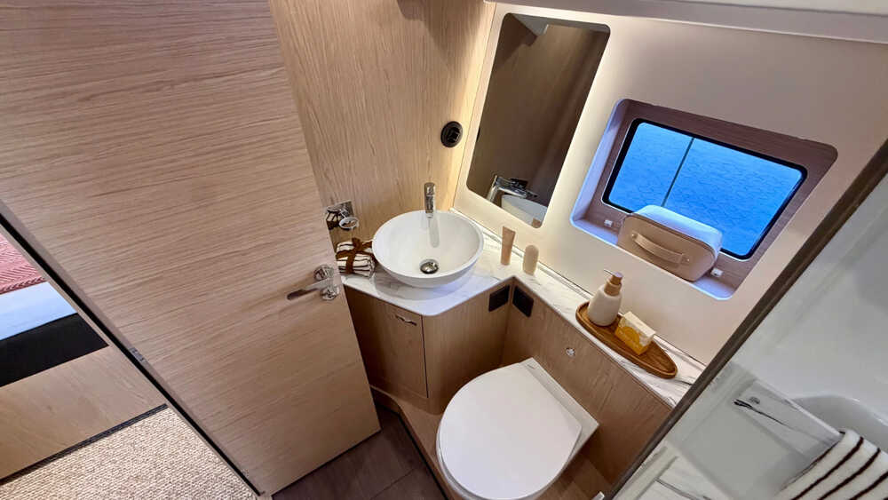 Master cabin bathroom of the Beneteau Swift Trawler 43 Fly, 4Q/2027, 13.13 m