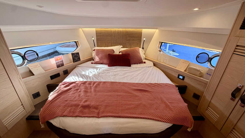 Master cabin of the Beneteau Swift Trawler 43 Fly, 4Q/2027, 13.13 m