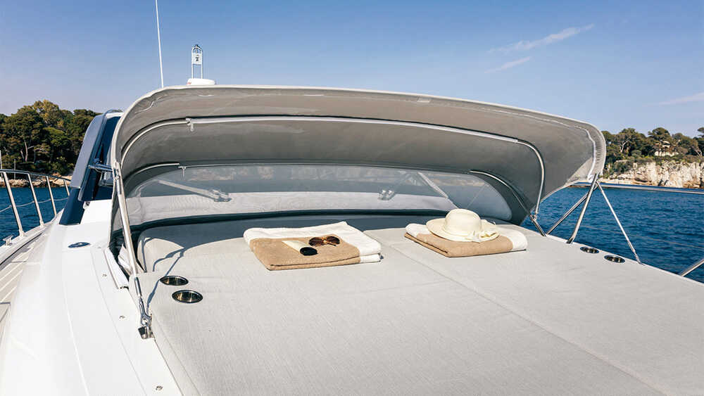 Sunbathing area on bow