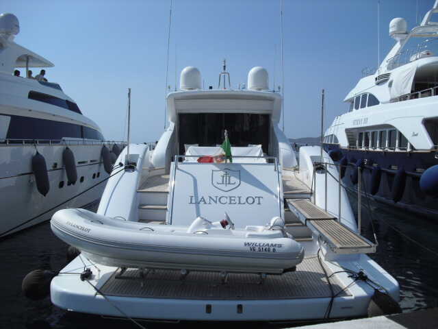 The Williams 385 Jet tender on swimming platform (100 m / h)
