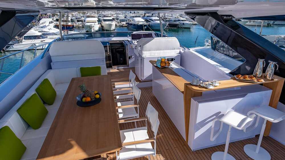 Dining area and bar on flybridge