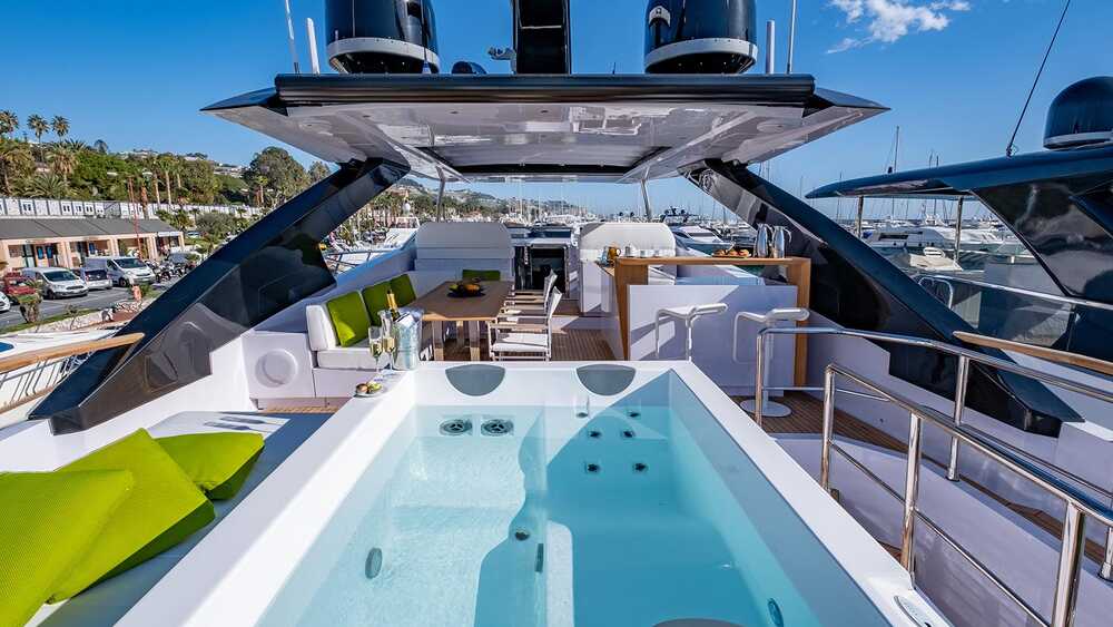 Jacuzzi on aft flybridge