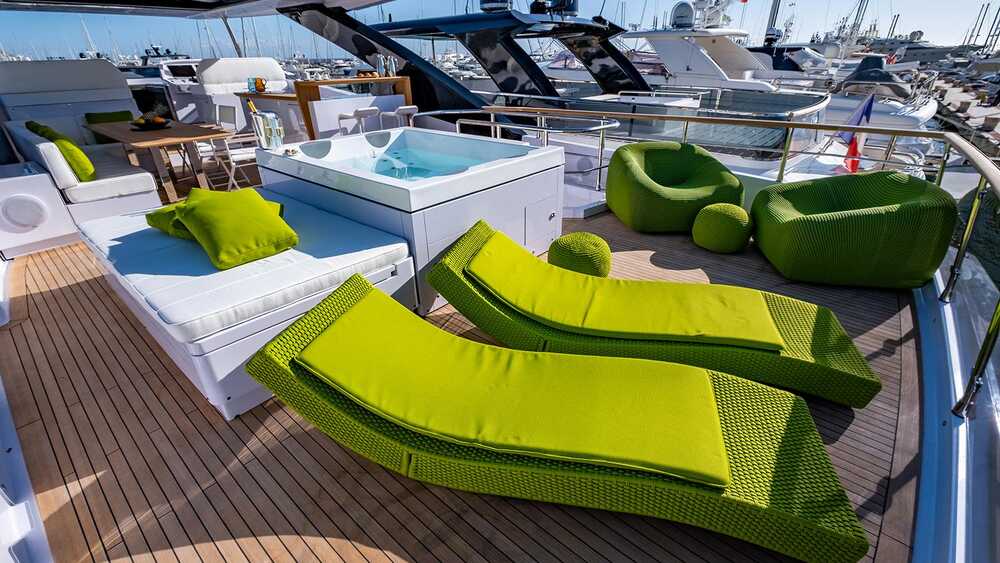 Sun loungers on aft flybridge