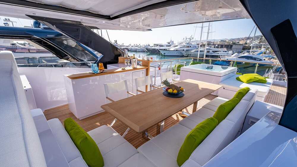 Dining area and bar on flybridge