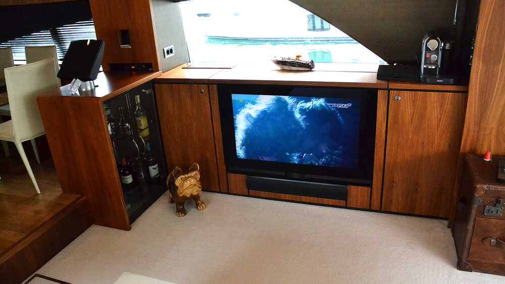 TV to saloon Fairline Squadron 78 (2011)