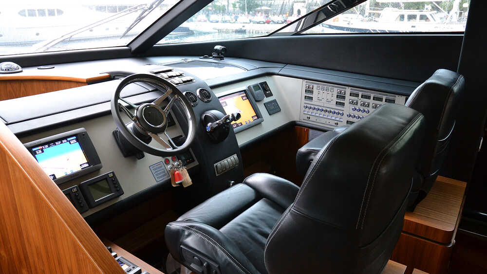 Helm station Fairline Squadron 78 (2011)