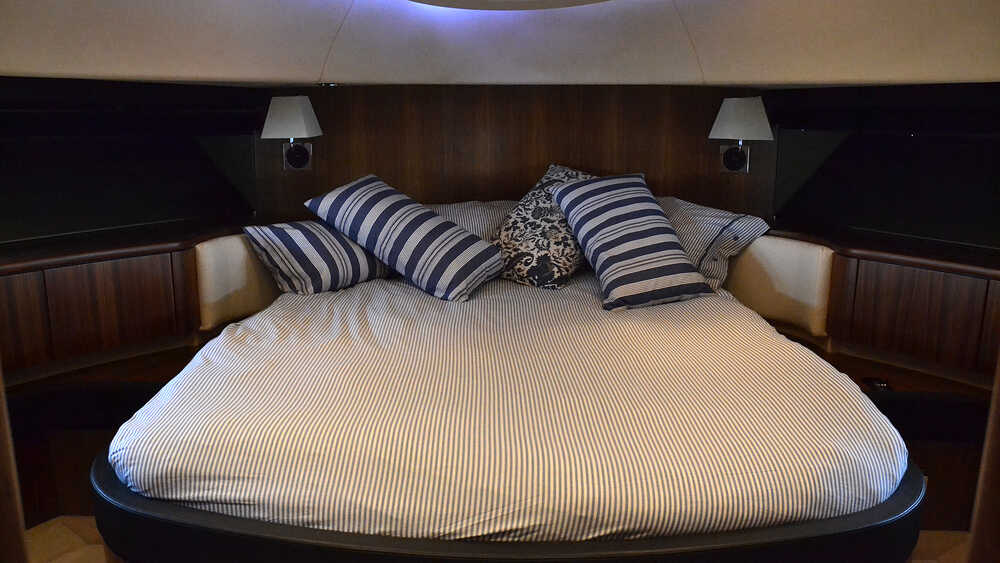 The bow VIP stateroom Fairline Squadron 78 (2011)