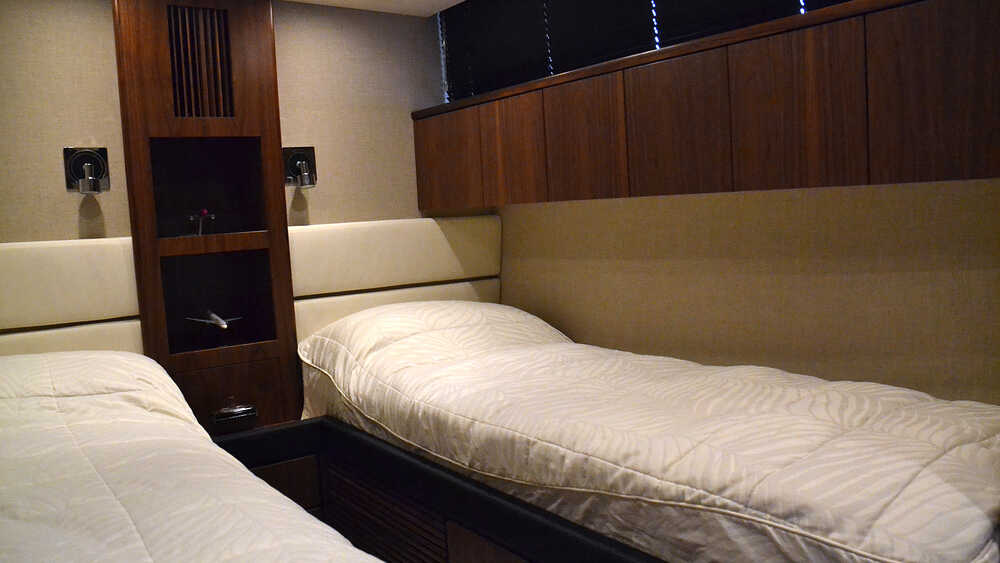 Guest stateroom Fairline Squadron 78 (2011)