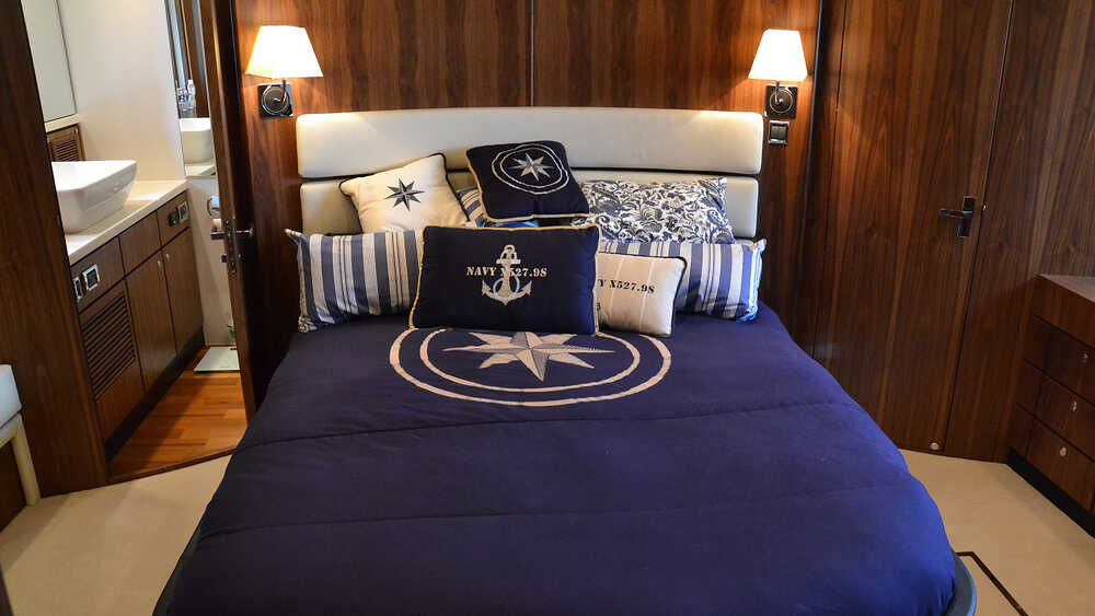 The owner's stateroom Fairline Squadron 78 (2011)