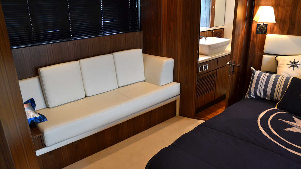 The owner's stateroom Fairline Squadron 78 (2011)
