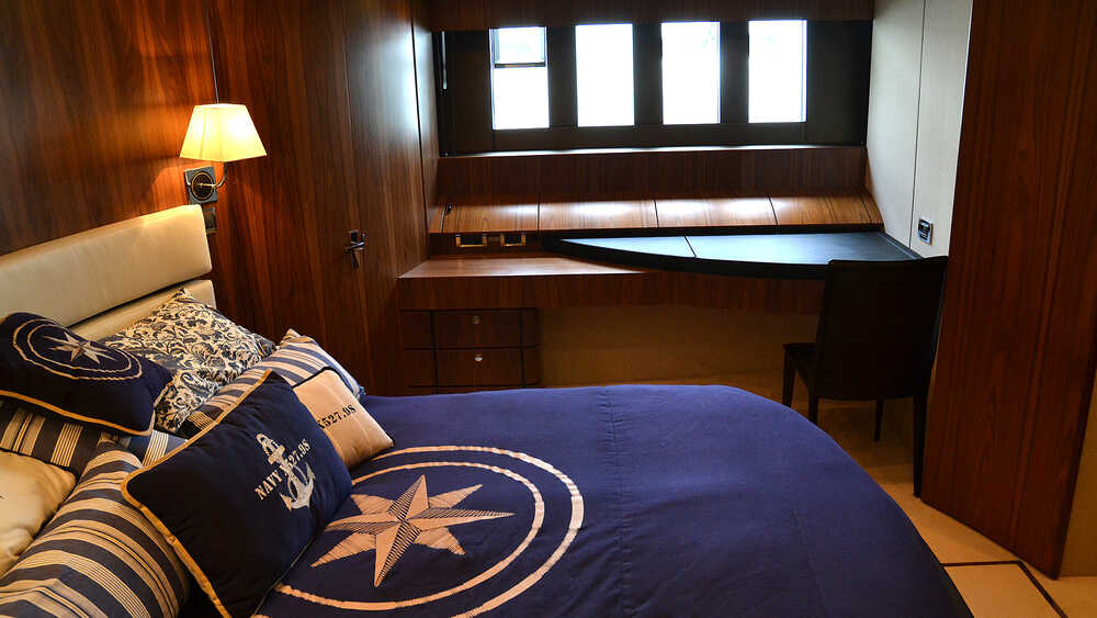 The owner's stateroom Fairline Squadron 78 (2011)