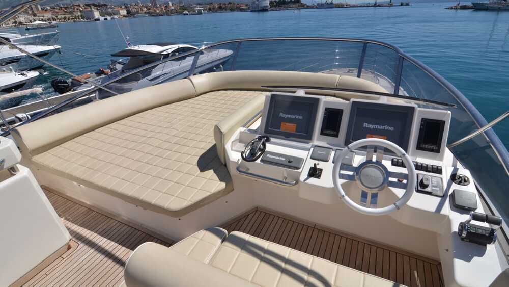 Helm station on flybridge