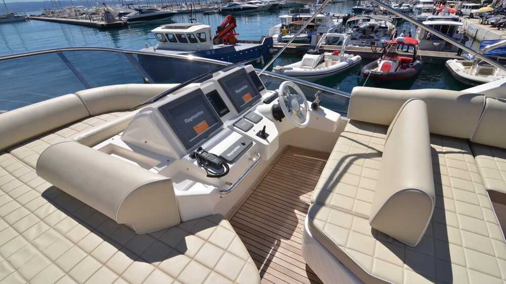 Helm station on flybridge