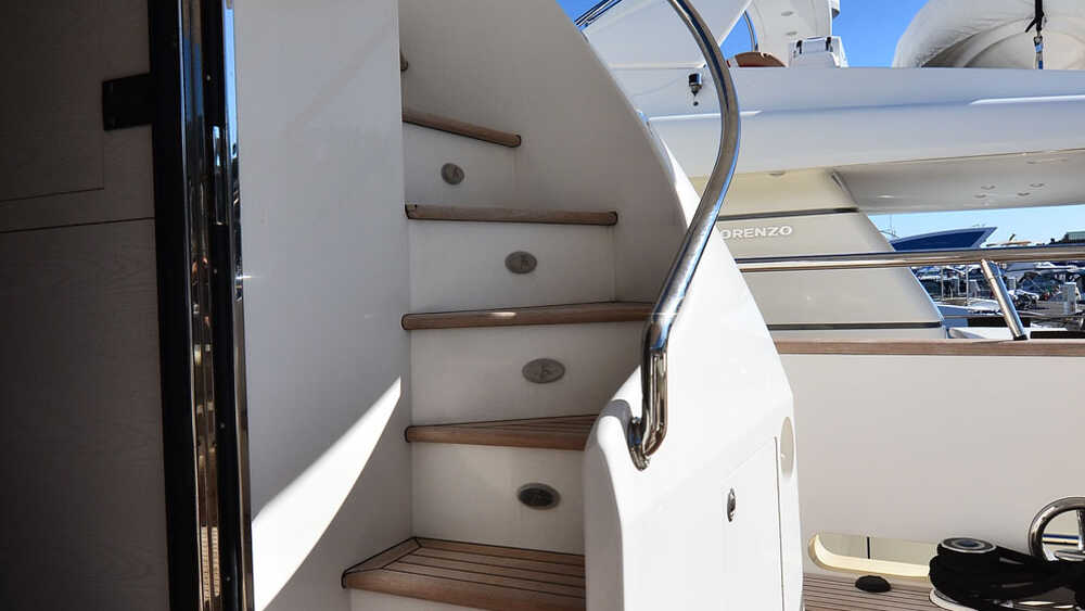 Steps to the flybridge