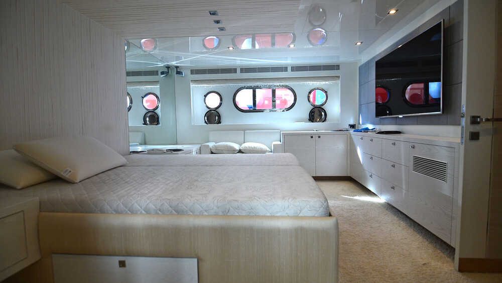 Master cabin amidships