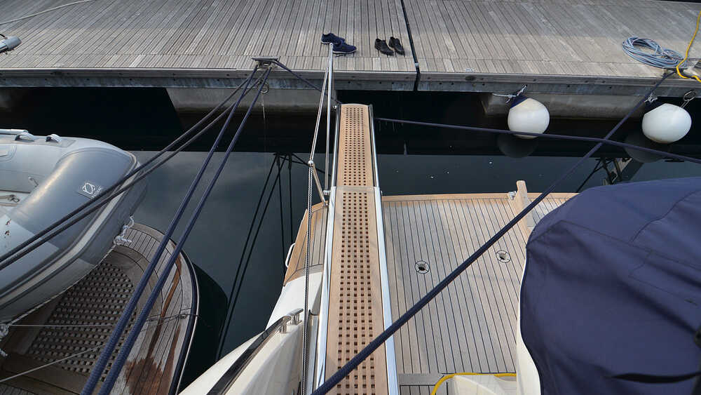 Hydraulic gangway