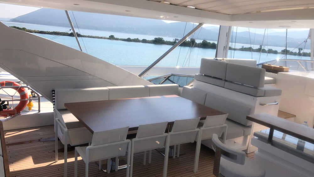 Dining area on the flybridge
