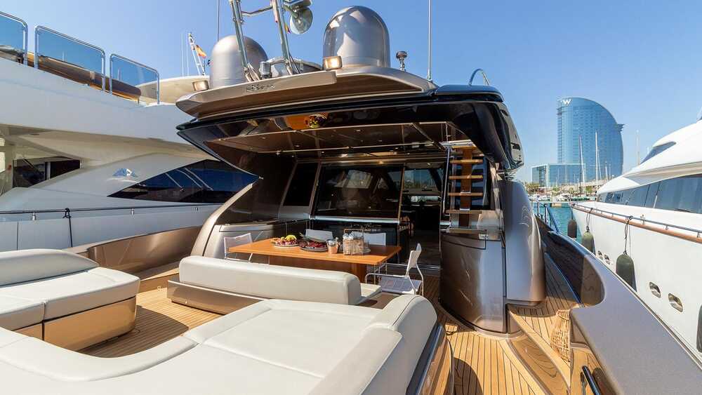 Cockpit and lounge area on aft