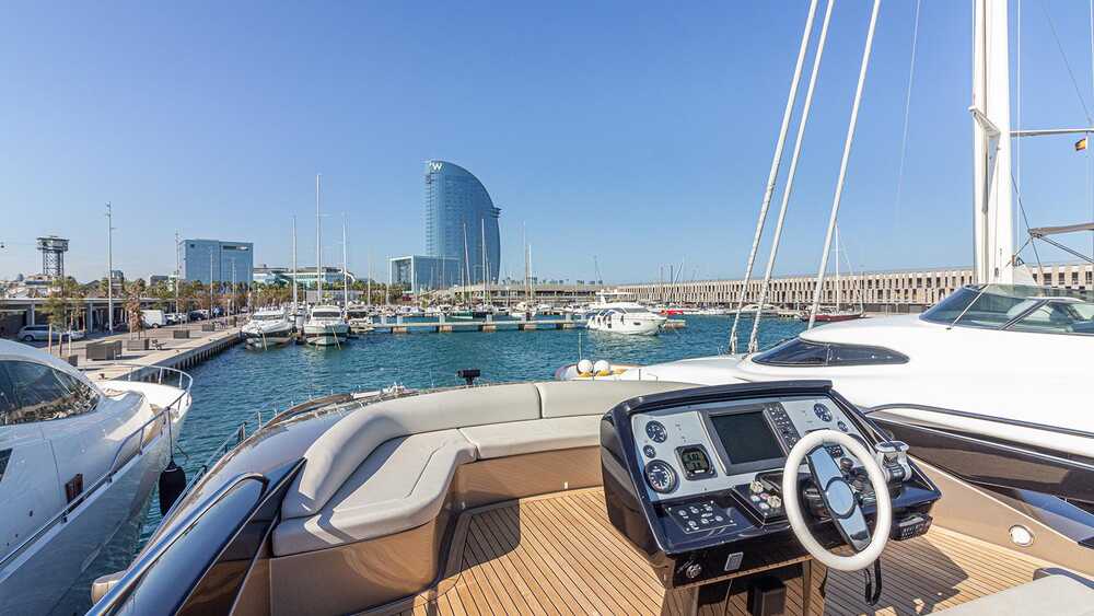 Helm station on flybridge