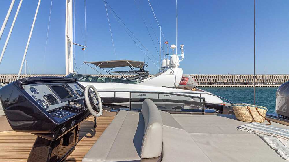 External helm station and sunbathing area on aft flybridge