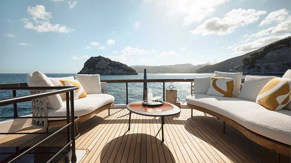 Lounge area on aft flybridge