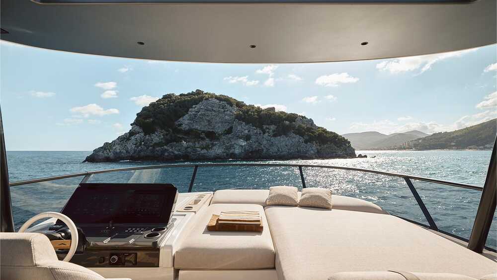 Helm station on flybridge