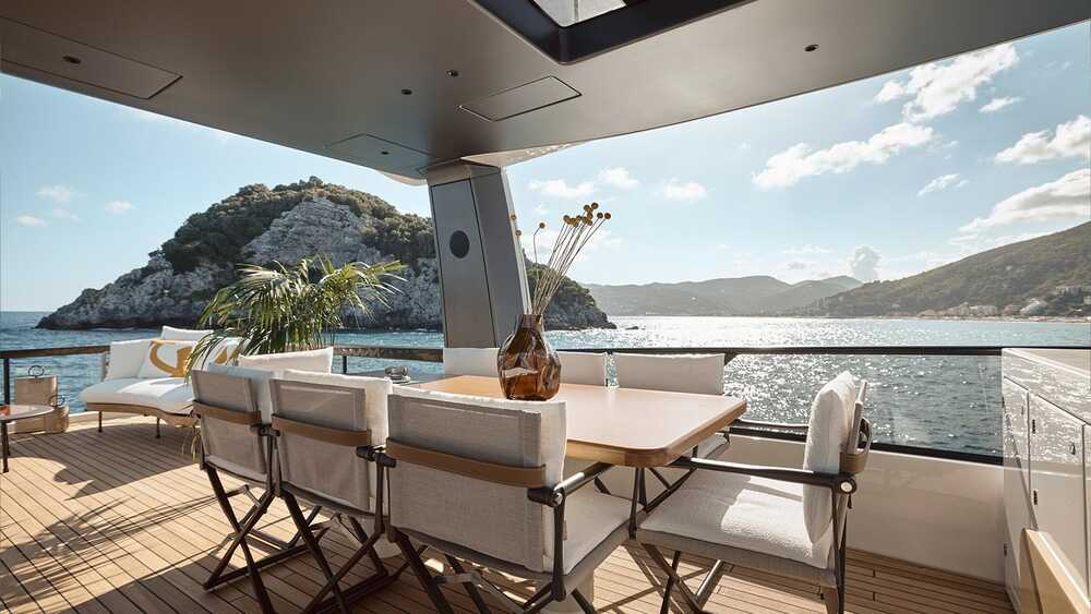 Dining area on flybridge