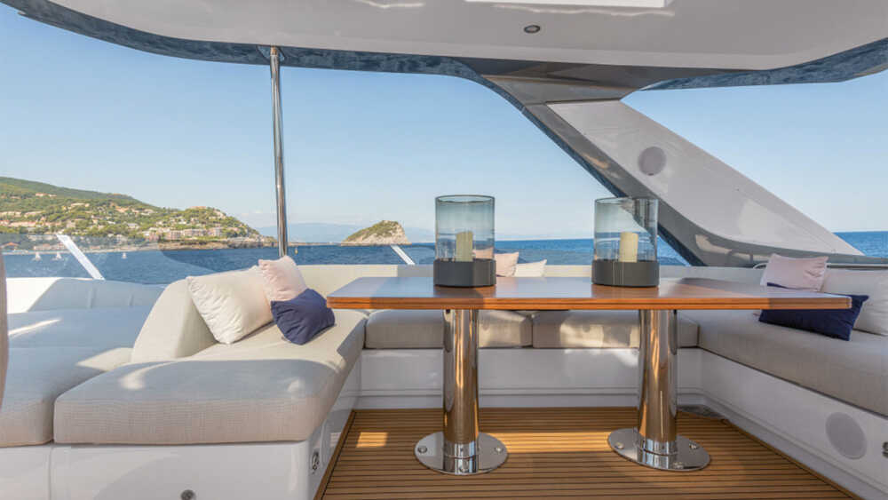 Dining area on flybridge