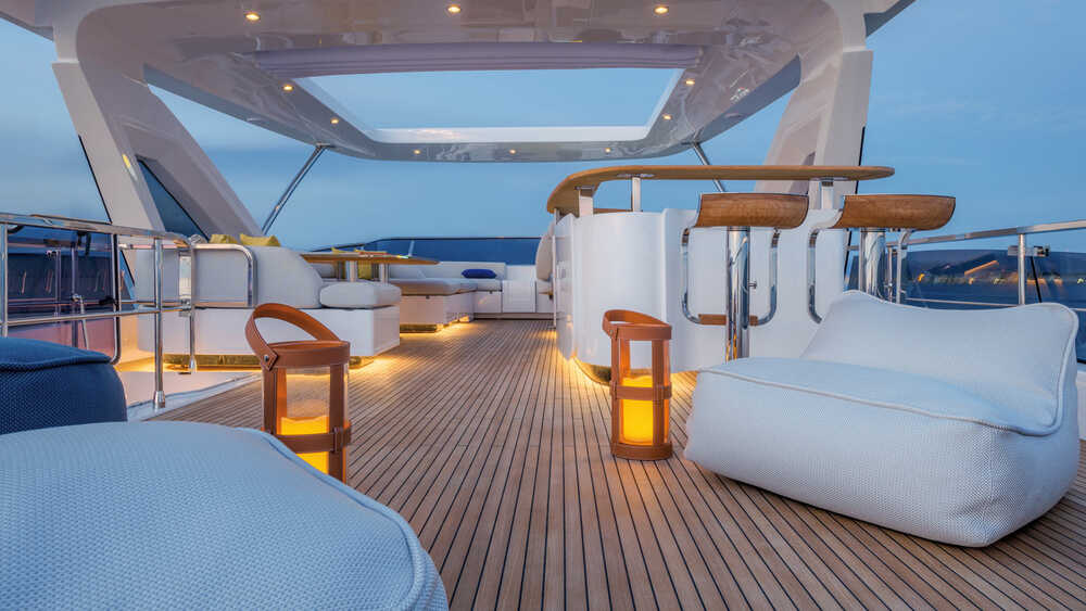 Dining area and bar on flybridge