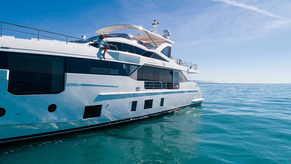 Exterior Azimut Grande 32 METRI