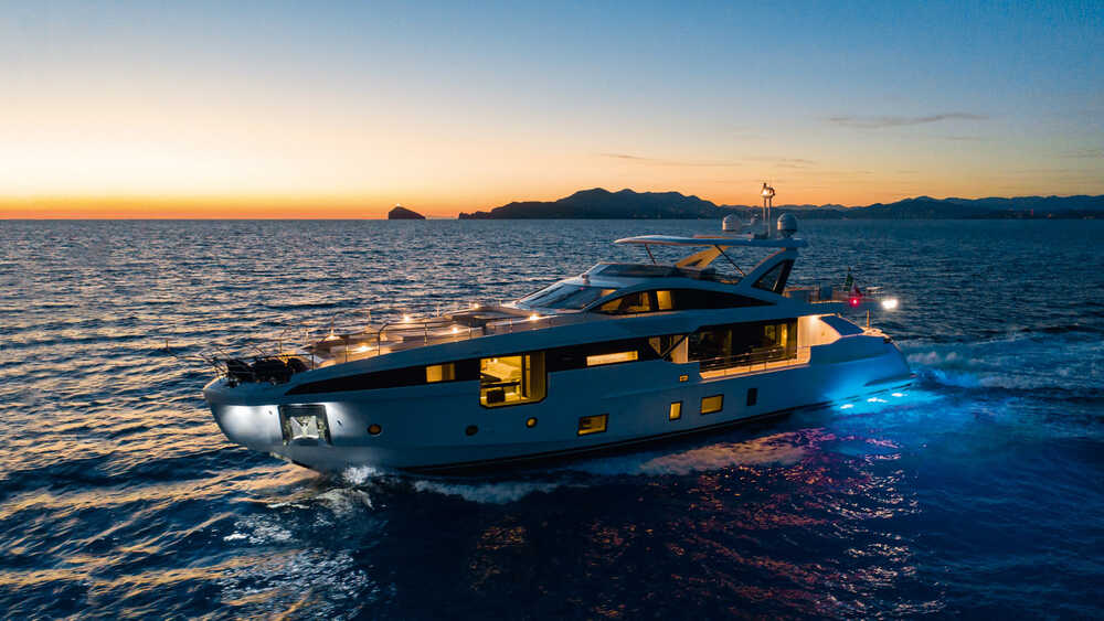 Exterior Azimut Grande 32 METRI