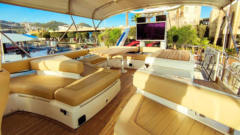 Dining area on flybridge