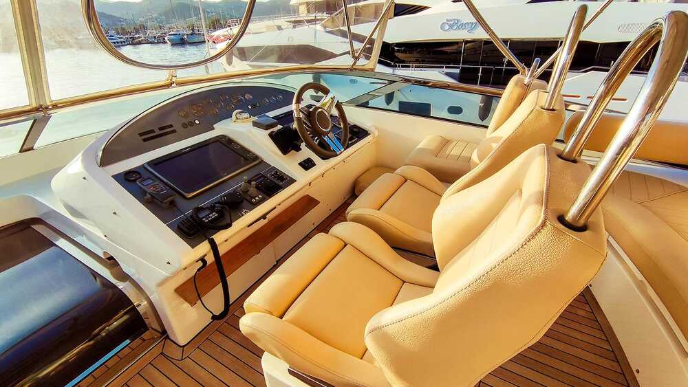 Helm station on flybridge