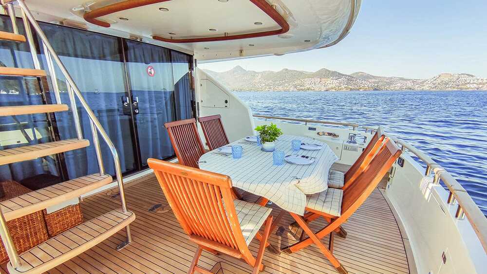 Dining area on cockpit