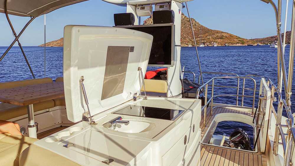 Wet bar on flybridge