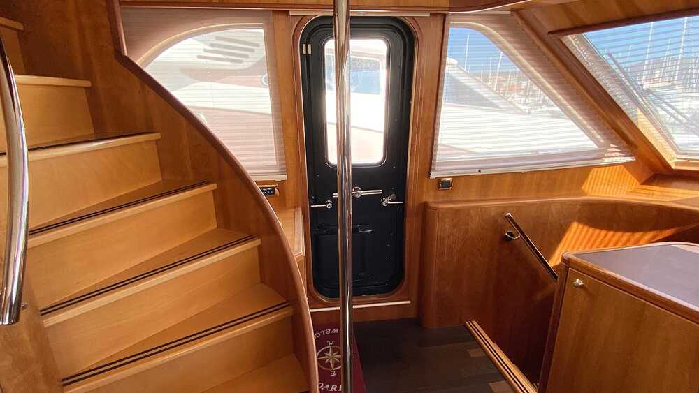 Access to side deck