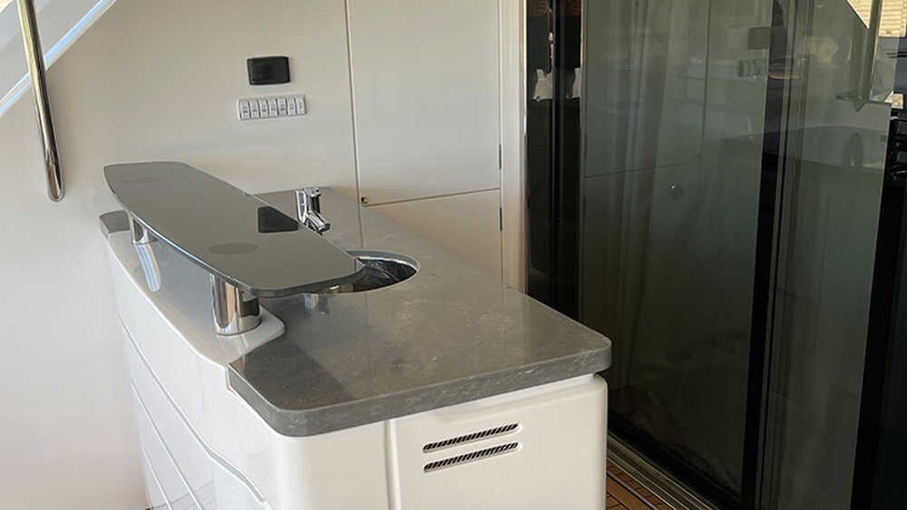Wet bar on cockpit