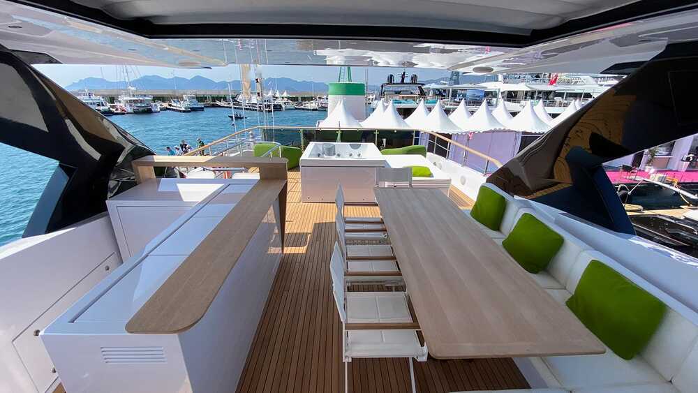 Dining area and bar on flybridge