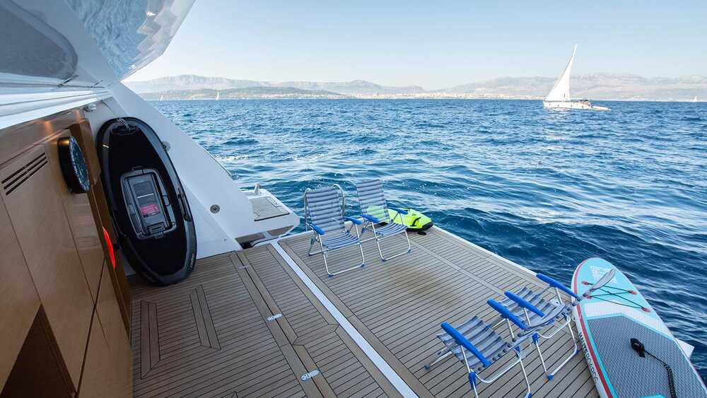 Beach club on aft