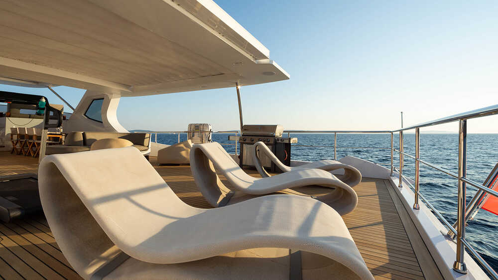 Sunbathing area on aft flybridge