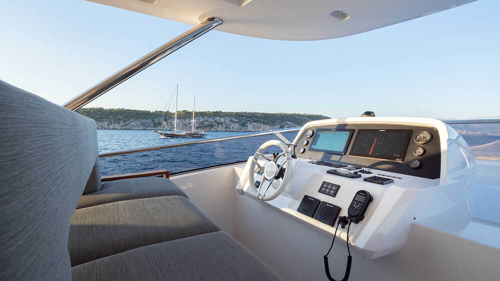 Helm station on flybridge