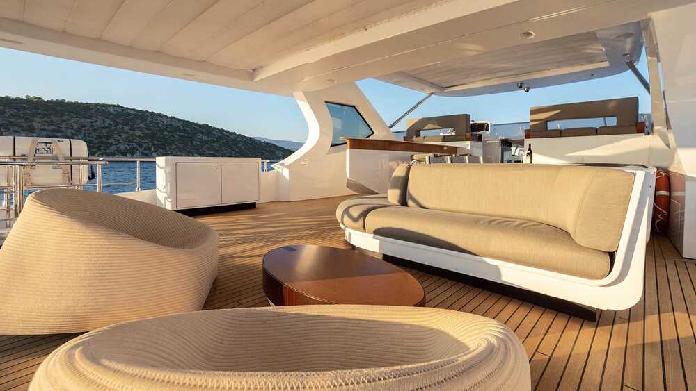 Lounge area on aft flybridge