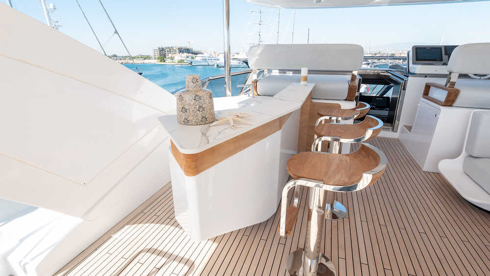 Bar on flybridge